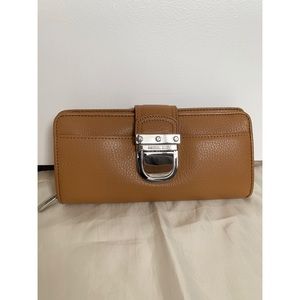 •MICHAEL KORS Hamilton Beige Wallet•